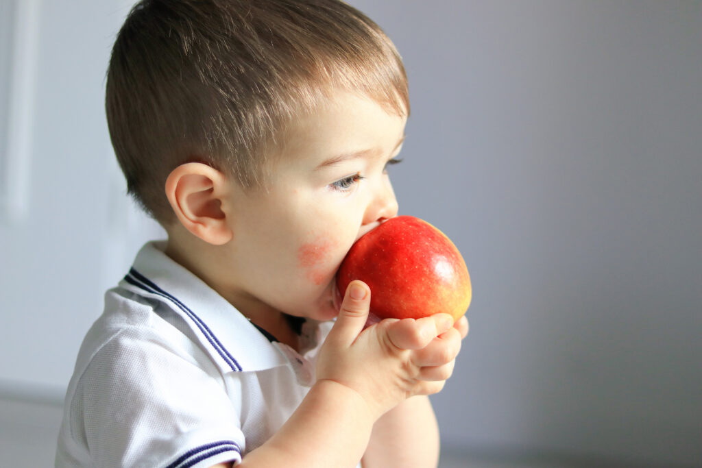Malý chlapec má alergickú reakciu na ovocie